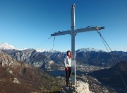 72 Croce Corno Birone con Lecco ed i suoi monti alle spalle 